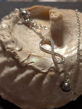 NWT Vantel Pearls Infinite Shimmer Necklace With Black Pearl